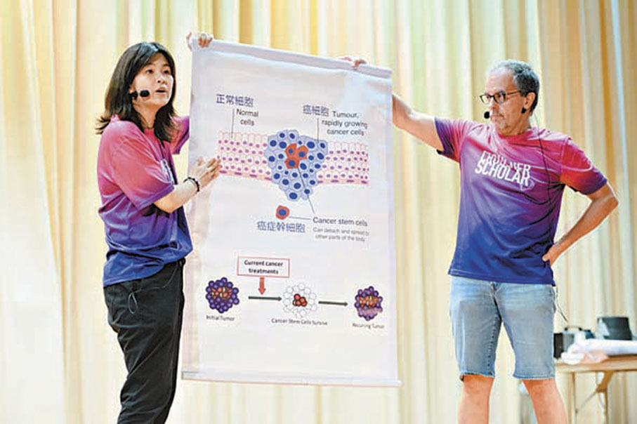 ◆馬桂宜（左）熱衷透過外展活動向青少年推廣科學普及。