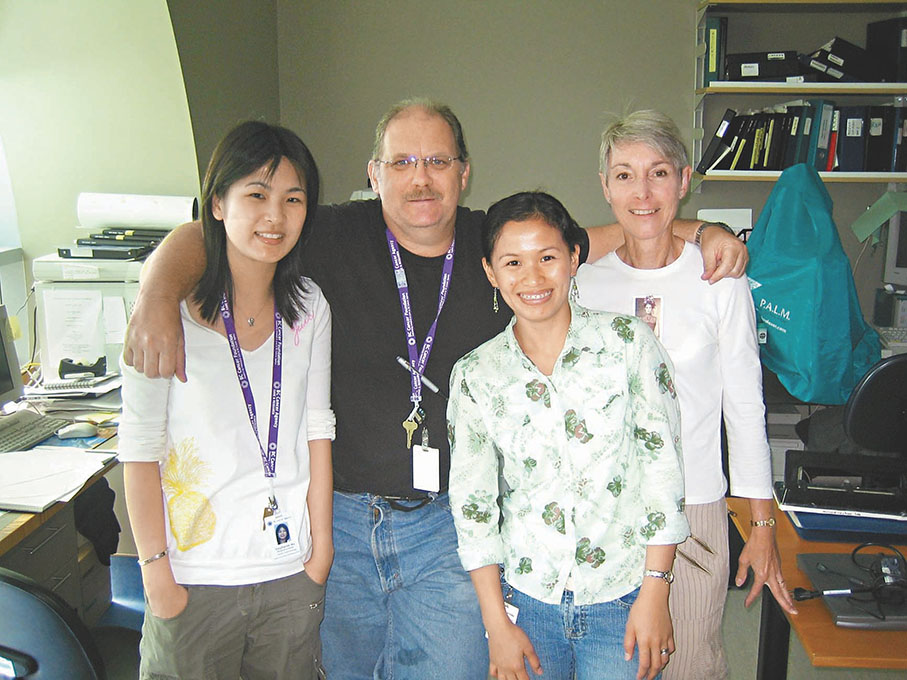 ◆馬桂宜（左一）於2003年在加拿大與同事合照。