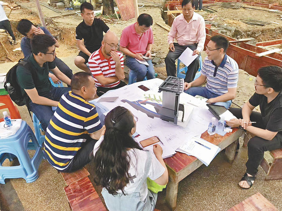 ◆唐勇的設計團隊在南頭古城公廁施工現場討論設計方案。香港文匯報深圳傳真