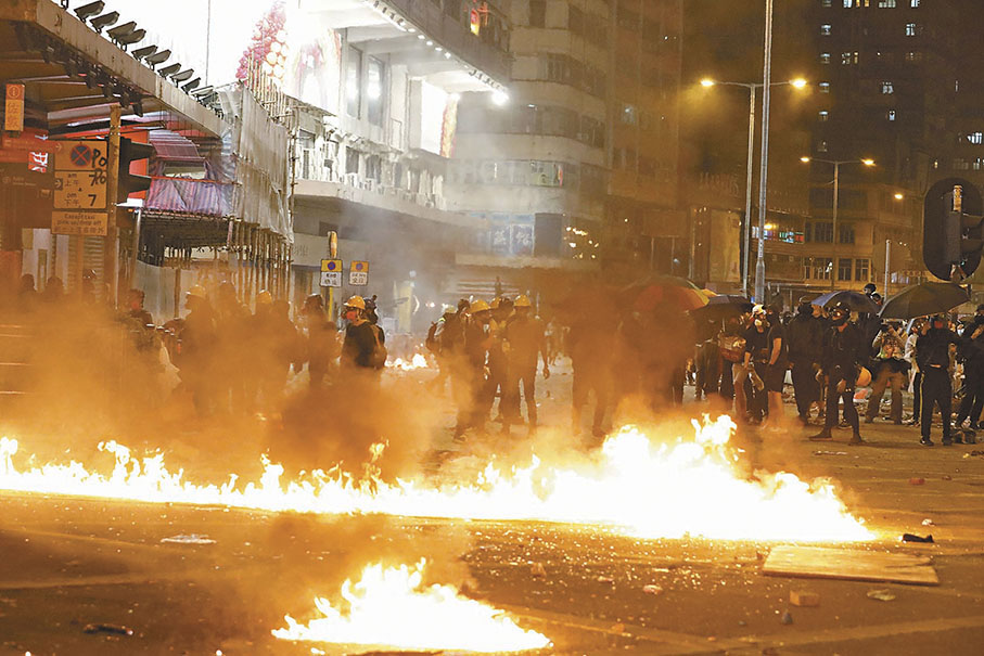◆2019年11月,逾千暴徒在油麻地一帶瘋狂攻擊警方防線,圖「營救」被包圍在理大內暴徒。 資料圖片