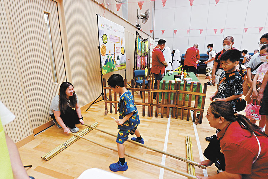 ◆市民體驗「竹竿舞」。 香港文匯報記者康敬  攝
