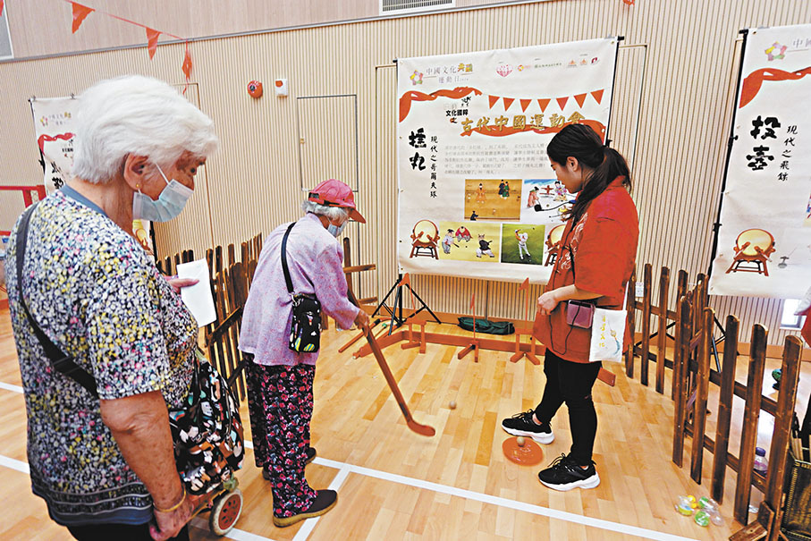 ◆市民體驗「捶丸」。 香港文匯報記者康敬  攝