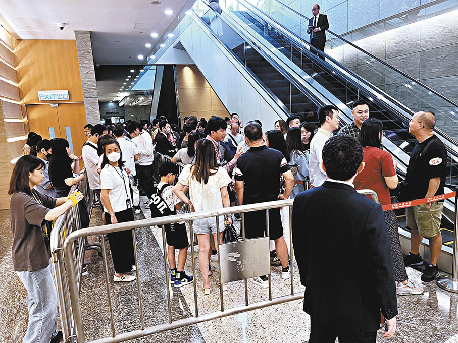 ◆NOVO LAND第3B期準買家昨日從早上開始分批有序在九龍站環球貿易廣場的售樓處外排隊進場。 香港文匯報記者馬翠媚  攝