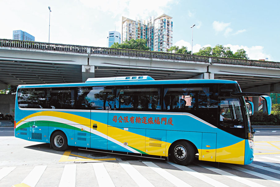 ◆「安凱A9」是首輛深港跨境行駛純電動旅遊巴士，今起將推出一個月免費試乘服務。 香港文匯報記者黃艾力  攝