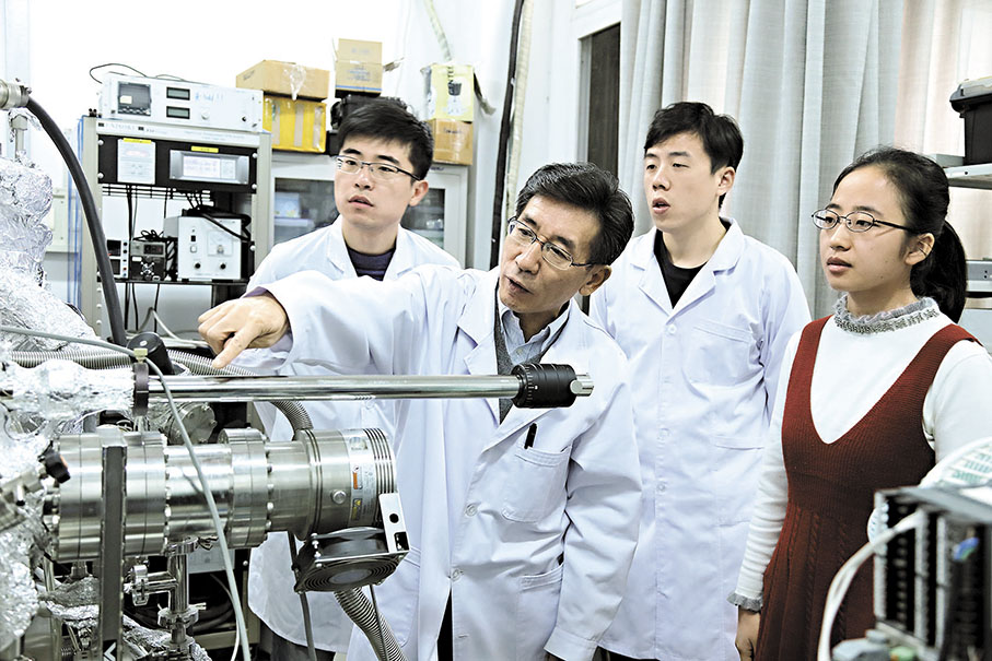◆6月24日，中國科學院院士、清華大學教授薛其坤獲得2023年度國家最高科學技術獎。圖為薛其坤（前左）在實驗室討論實驗工作。   新華社