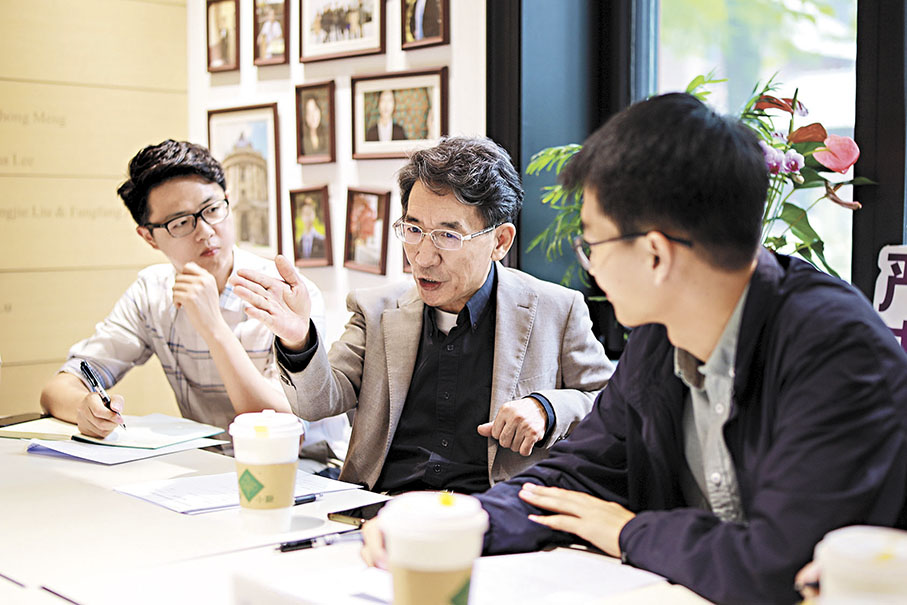 ◆2020年9月28日，薛其坤（中）參加清華大學「研傳身教」主題微沙龍時，結合自身科研歷程與學生進行交流。   新華社