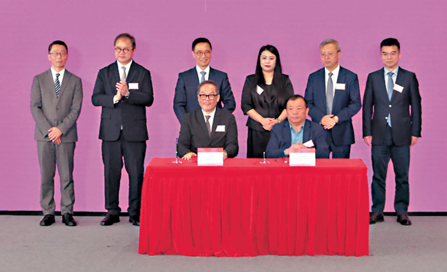 ◆文創產業發展處昨日即場與長城文創（北京）文化有限公司簽訂合作備忘錄。 香港文匯報記者北山彥  攝