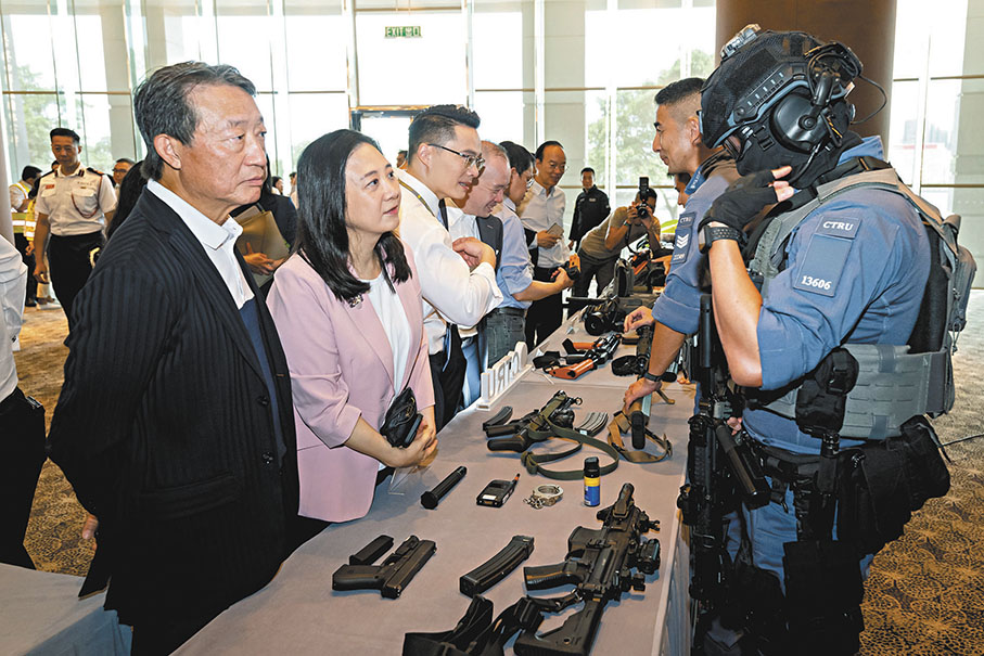 ◆立法會議員了解演習使用的工具。