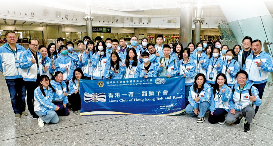 ◆何曉瑩和義工帶領來自16間院校的中學生乘坐高鐵前往桂林進行為期4天的訪問。