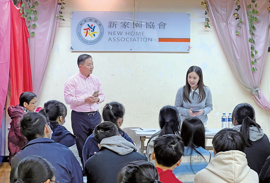 ◆何曉瑩（右）用心觀察社會所需，與弱勢同肩共行，憑信心一步步向前，策劃和聯合組織了不少成功活動。