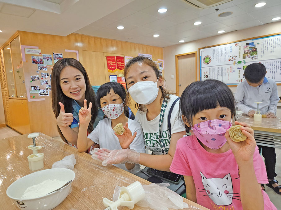 ◆何曉瑩（左一）幫助15個新來港家庭的婦女和兒童了解香港環境和文化，協助他們融入社區。