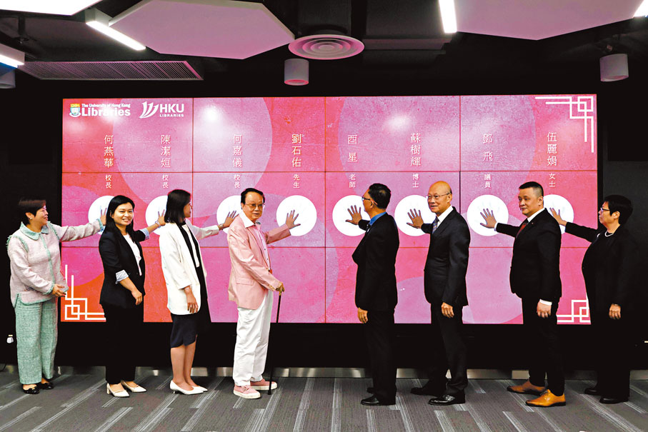 ◆香港雕刻家酉星於香港大學圖書館舉行「回歸·雕刻·夢」作品展，文化界藝術界人士前來支持。