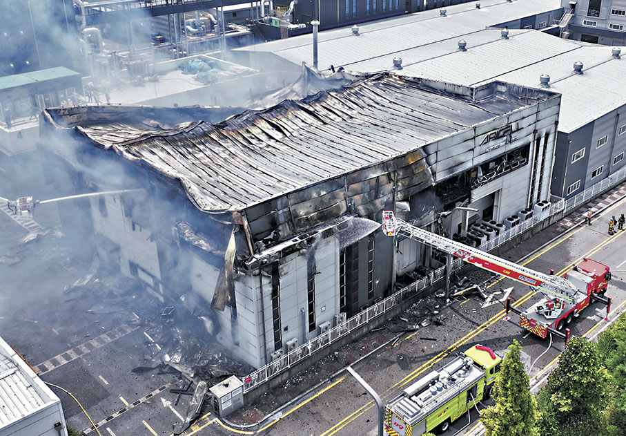◆工廠天花板倒塌，整座建築被燒至幾乎僅剩骨架。 美聯社