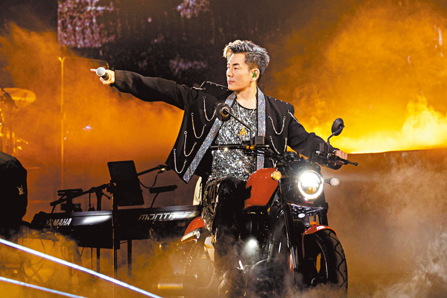 ◆任賢齊騎摩托車登台嗨唱。