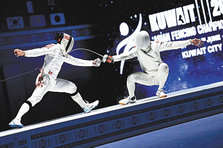 ◆吳浩天（左）和何瑋桁在比賽中。  中國香港劍擊總會圖片