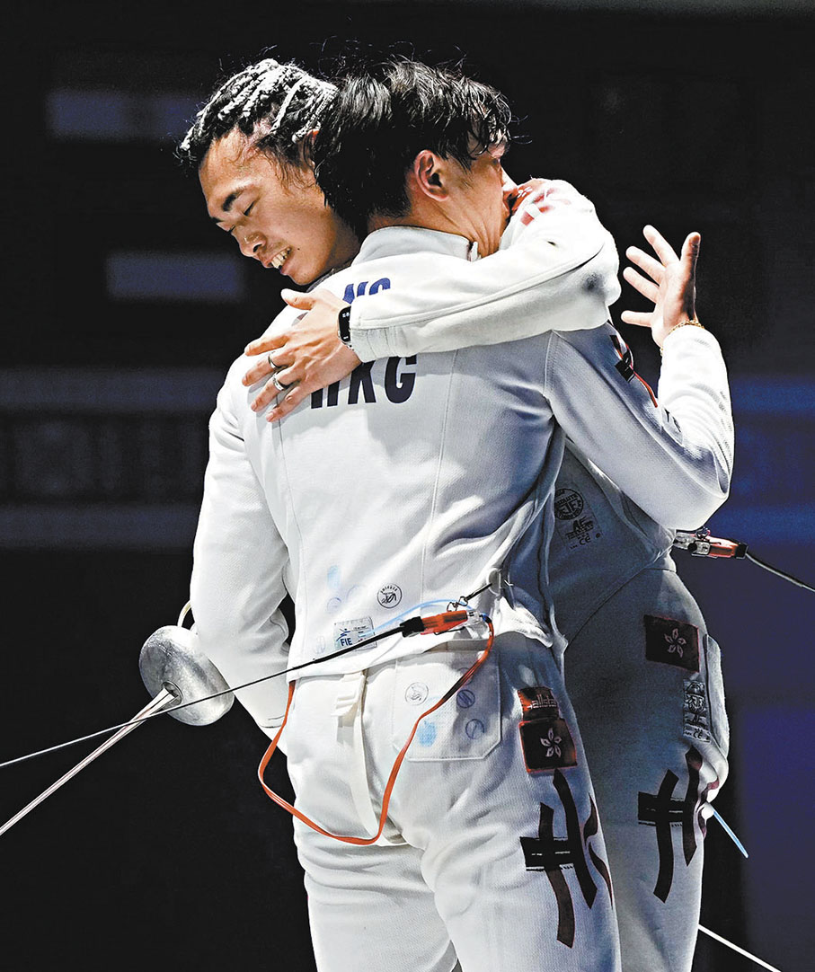 ◆二人在決賽後深深擁抱，一切盡在不言中。  中國香港劍擊總會圖片