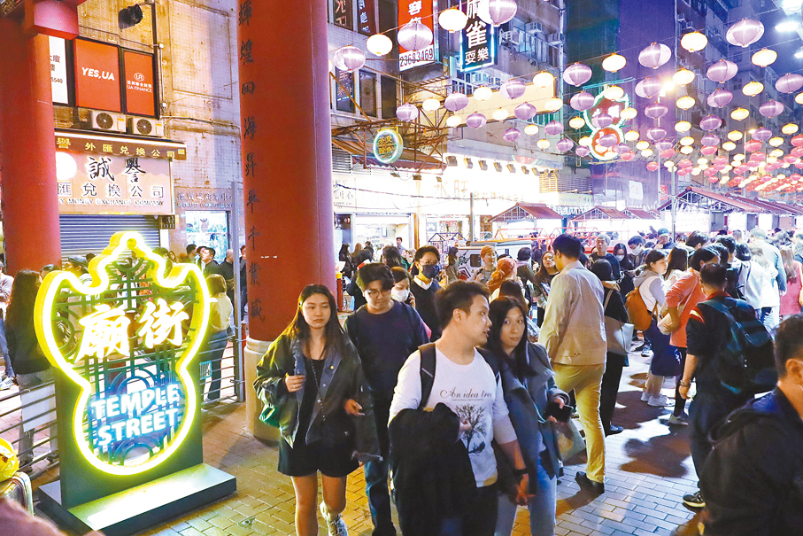 ◆廟街夜市的特色美食攤大受歡迎。 資料圖片