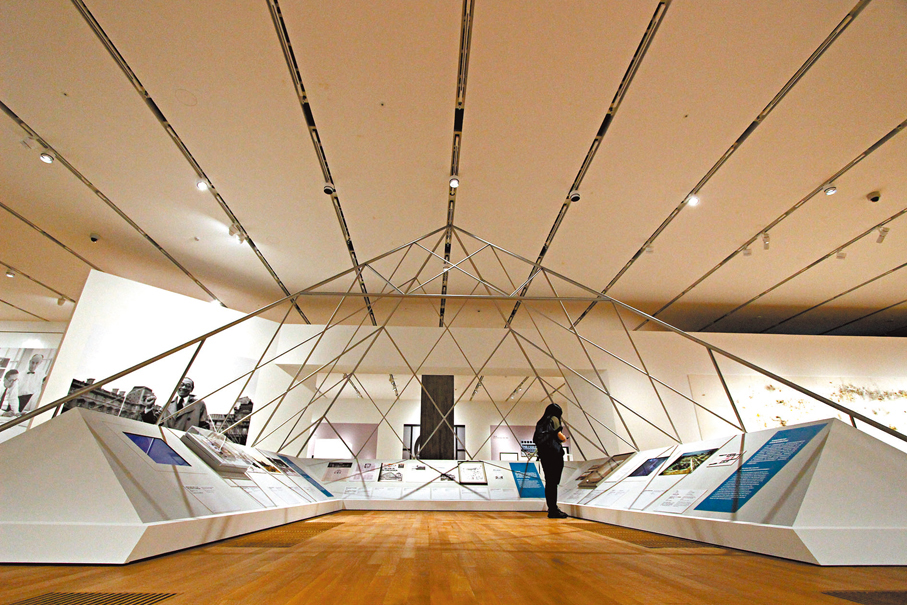 ◆貝聿銘設計的羅浮宮金字塔是羅浮宮博物館的主入口，是巴黎的地標之一。 香港文匯報記者黃艾力 攝