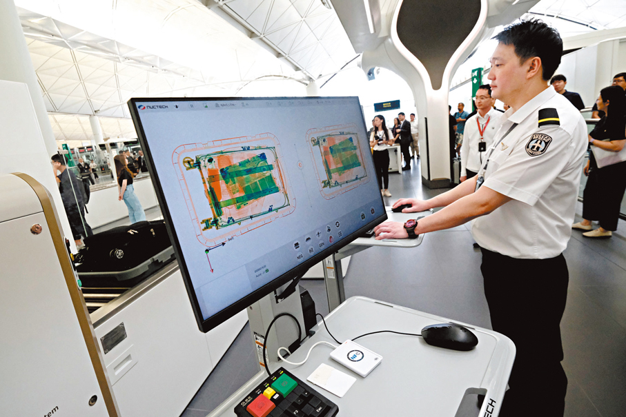 ◆機管局由下月2日起分階段引入智能安檢系統，包括採用電腦斷層X光機，能呈現三維影像，掃描時間可縮短至10秒。 香港文匯報記者涂穴 攝