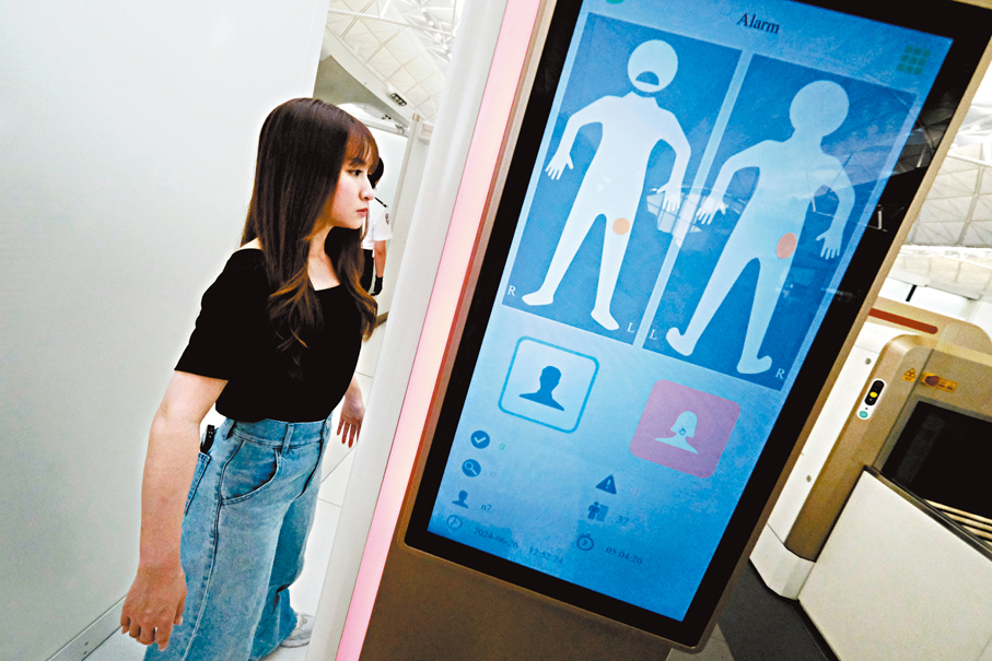 ◆新引進的人體全身掃描器，可進行360度掃描，顯示藏有物品位置。 香港文匯報記者涂穴  攝