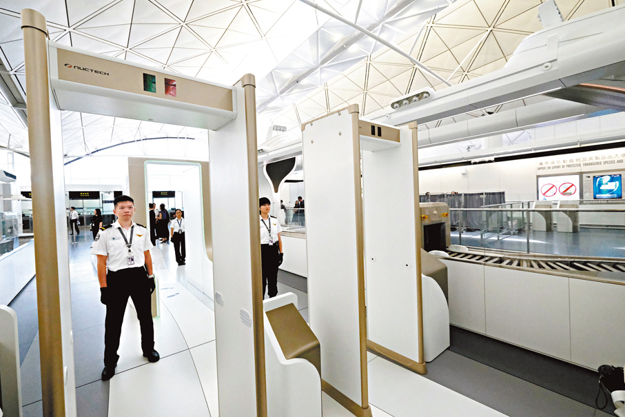 ◆機場全新安檢系統，以人體全身掃描器取代金屬探測拱門。香港文匯報 記者涂穴  攝