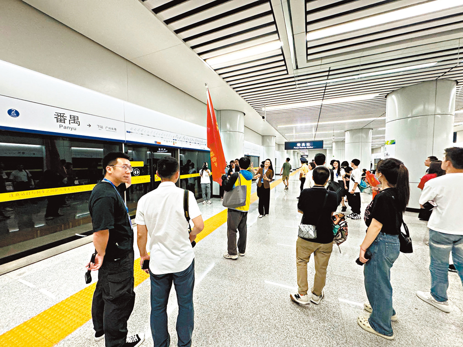 ◆26日，正值廣佛南環、佛莞城際、佛肇城際、莞惠城際四線貫通滿月。採訪團走進這條「灣區大號地鐵」。   香港文匯報記者盧靜怡 攝