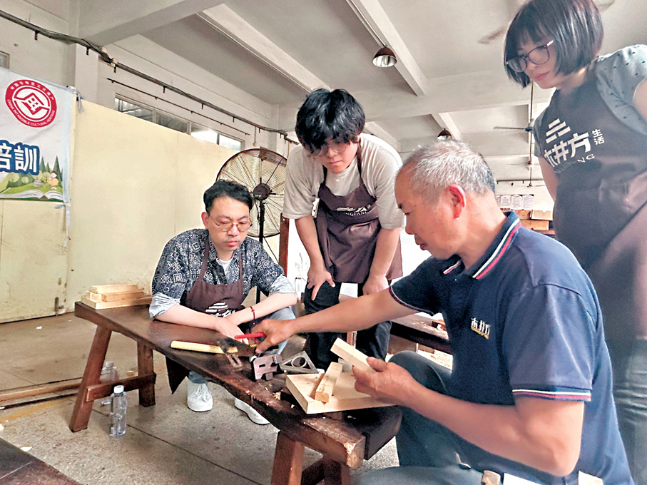 ◆木工師傅手把手傳授木工技藝。 香港文匯報記者敖敏輝  攝