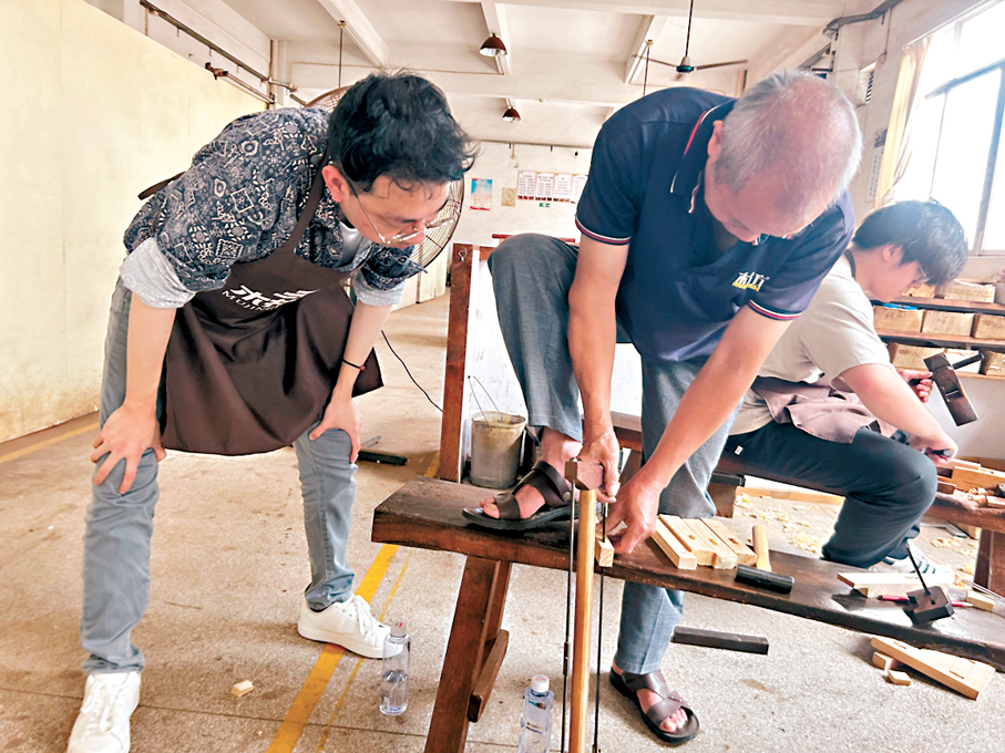 ◆學員學習木工開榫技術。香港文匯報記者敖敏輝  攝