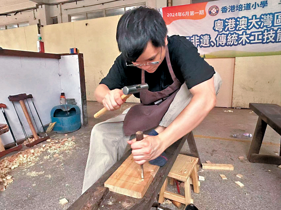 ◆學員學習打眼。 香港文匯報記者敖敏輝  攝