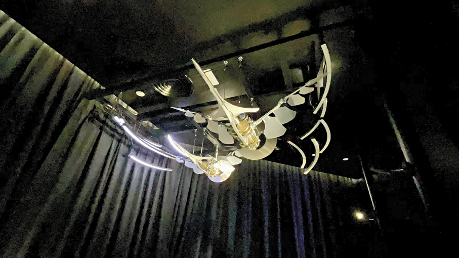 ◆《與撲翼機同行》設置於漆黑的隧道中，訪客可通過踩踏地板，令兩隻機械鳥躍然展翅。