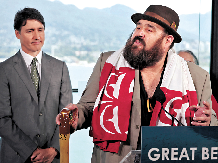 ◆杜魯多（左）陪同特洛維西斯民族代理酋長史密斯演講。 路透社