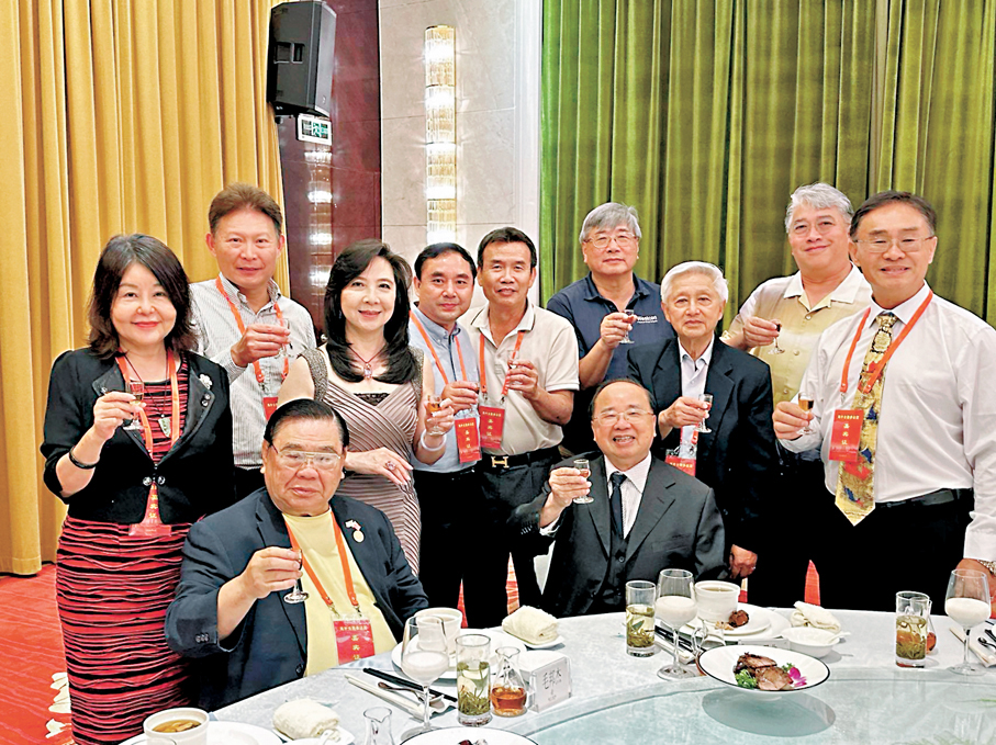 ◆陳昭典醫生是台籍，現任浙江省政協副主席、前浙江省台聯會長（右坐者），與毛邦傑會長（左坐者）是多年好友。 作者供圖
