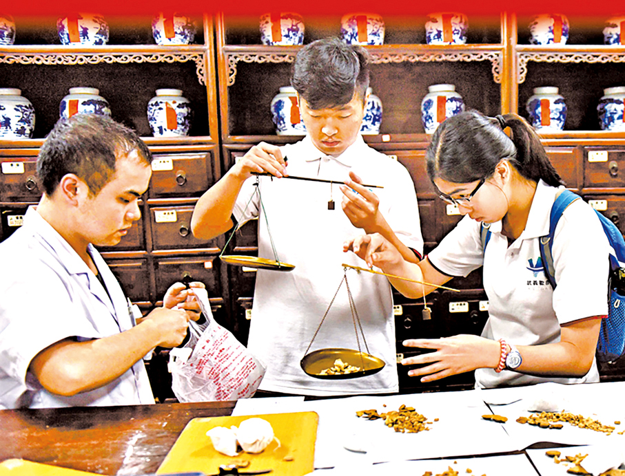 ◆ 全國政協常委、香港特區行政會議成員高永文建議，充分利用好香港的獨有優勢，與內地業界攜手推動中醫藥傳承創新發展。圖為香港大學生在內地中醫館交流學習。