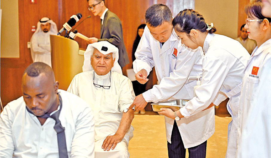 ◆ 據國家中醫藥管理局數據顯示，目前中醫藥已傳播至196個國家和地區。圖為2023年9月，在科威特大穆巴拉克省，中國援科威特醫療隊隊員展示中醫針灸。 （新華社）