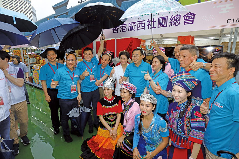 ◆王明凡參與第二屆同鄉社團家鄉市集嘉年華，在香港廣西社團總會檔口與主禮嘉賓合照。
