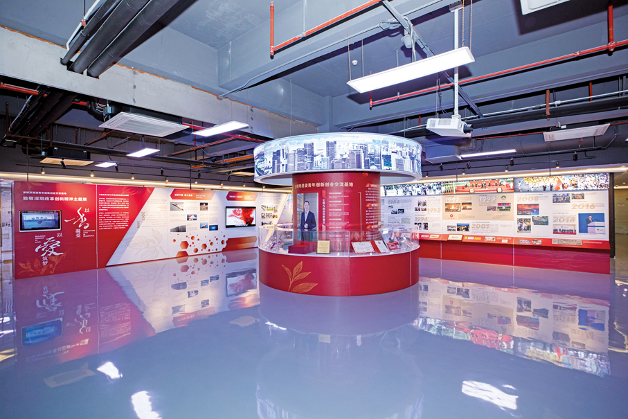 ◆2018年，王明凡在深圳成立5 萬平方米的可參觀交流的「波頓粵港澳青年創新創業交流基地」，由香港特區政府、中央政府駐港聯絡辦、深圳市委等15家單位聯合授牌成立，先後組織3 萬多名港澳青少年參加基本法、義工的交流培訓。