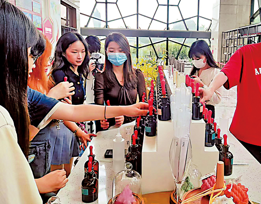 ◆香港學子在波頓集團體驗調香。