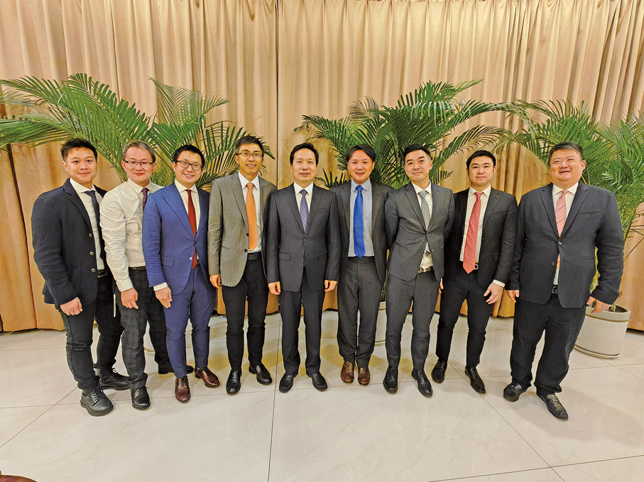 ◆霍啟智（右二）於今年一月參加政協陝西省第十三屆委員會第二次會議，與部分港區政協委員合照。