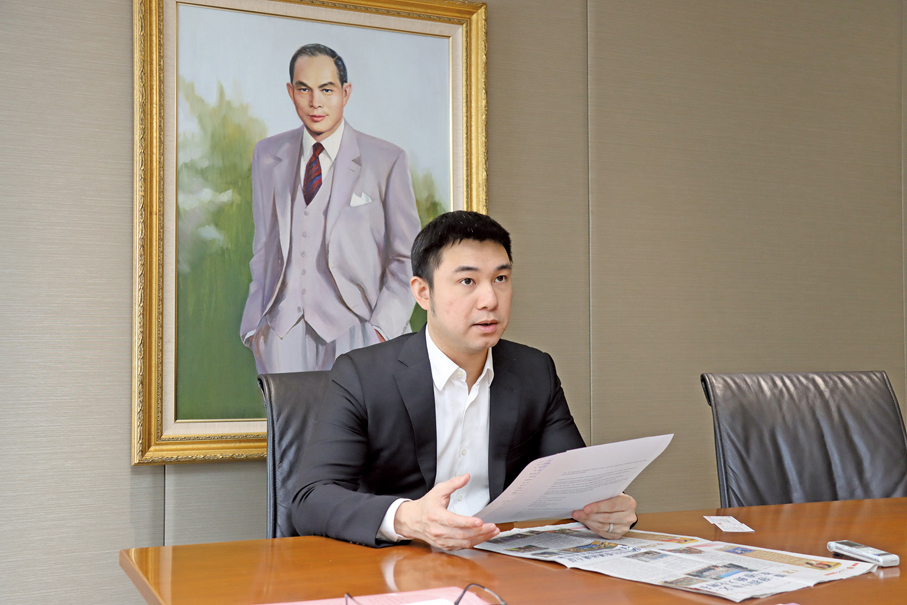 ◆霍啟智的祖父霍英東生前為全國政協副主席，其父輩及同輩的家族成員中，亦有多位身為全國或省級政協委員，如今，他也加入了政協這個大家庭，希望能夠以他們為榜樣，發揮自己的長處，為國家多作貢獻。