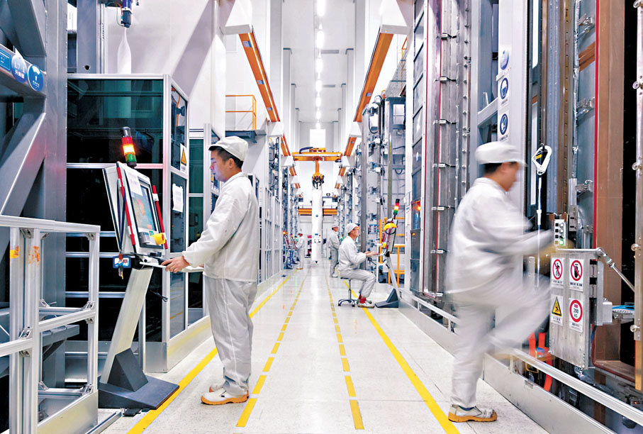 ◆中共中央政治局6月27日召開會議，研究進一步全面深化改革、推進中國式現代化問題。圖為工人在位於蘇州市吳江區的綠色光纖預製棒智能製造生產車間忙碌。資料圖片