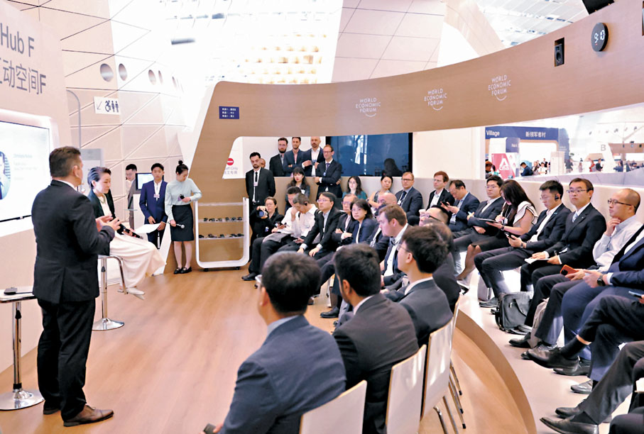 ◆6月26日，在夏季達沃斯論壇主會場大連國際會議中心，嘉賓參與互動討論。新華社