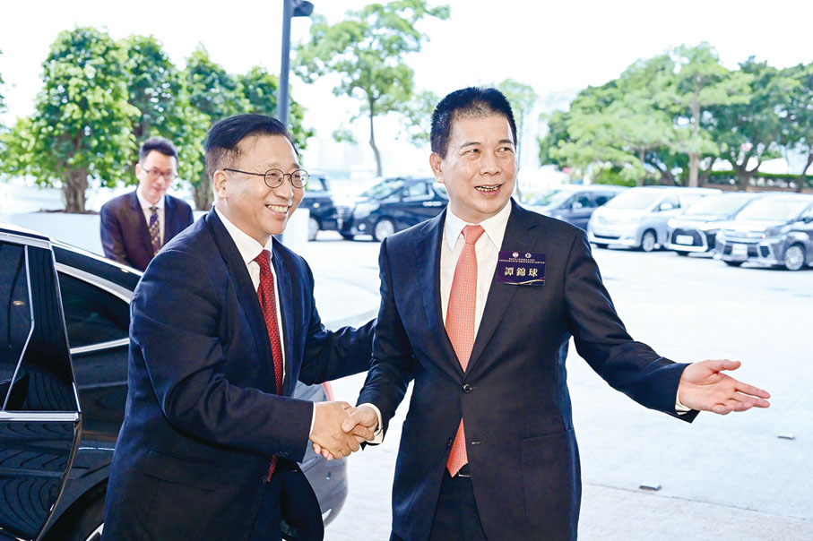 ◆ 崔建春和譚錦球。