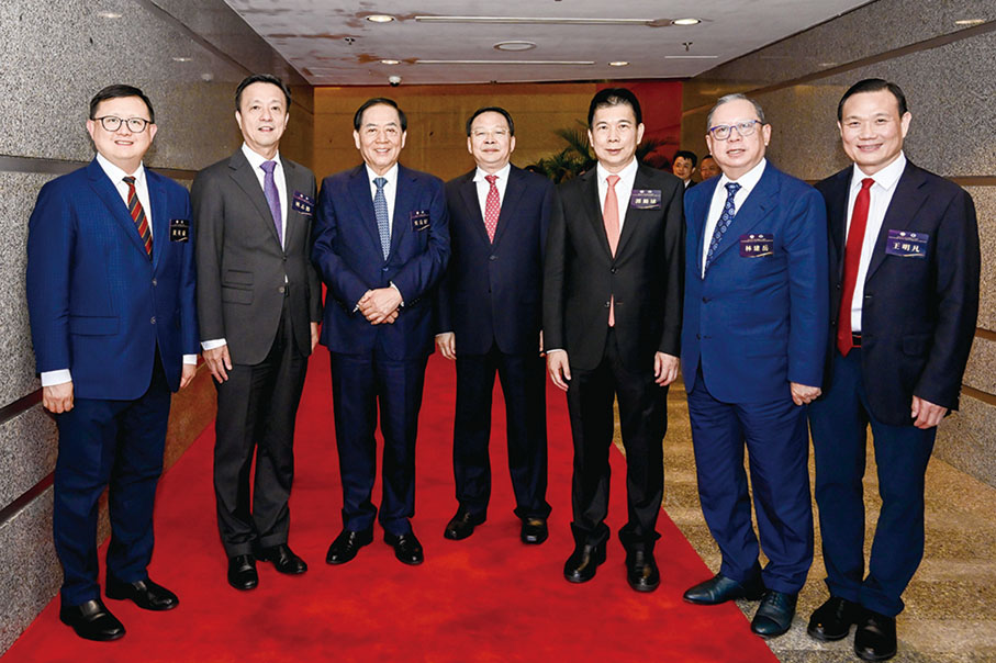 ◆ 左起：黃英豪、姚志勝、吳良好、尹宗華、譚錦球、林建岳、王明凡。