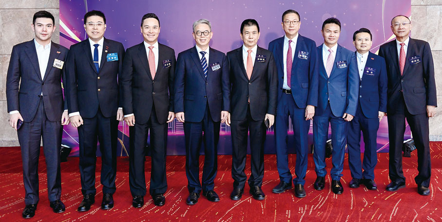 ◆ 左起：譚鎮國、莊紫祥、杜家駒、孫青野、譚錦球、施榮懷、朱鼎健、陳勇、鄧清河。