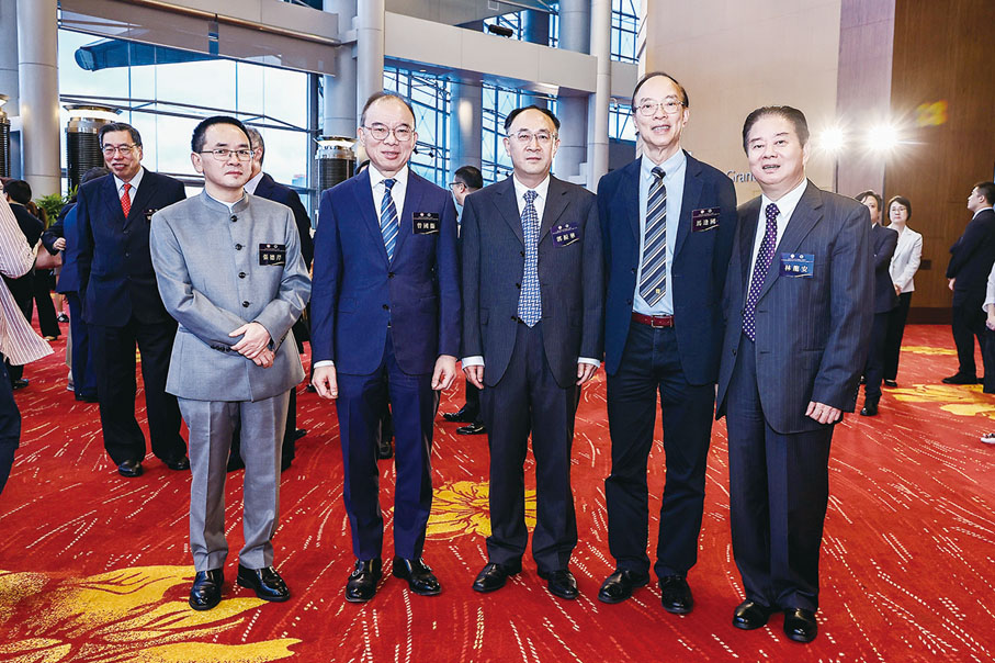 ◆ 左起：張德芹、曾國衞、郭振華、馬逢國、林龍安。