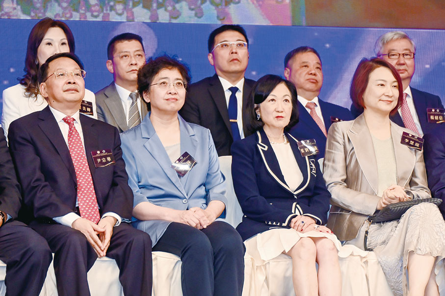 ◆ 左起：尹宗華、王萍、葉劉淑儀、李慧琼。