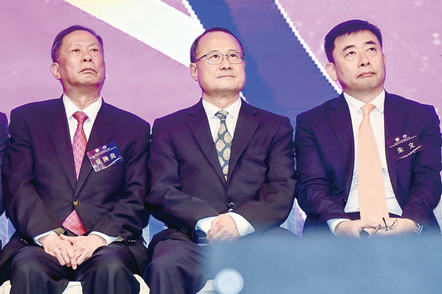 ◆ 左起：吳換炎、蔡冠深、朱文。