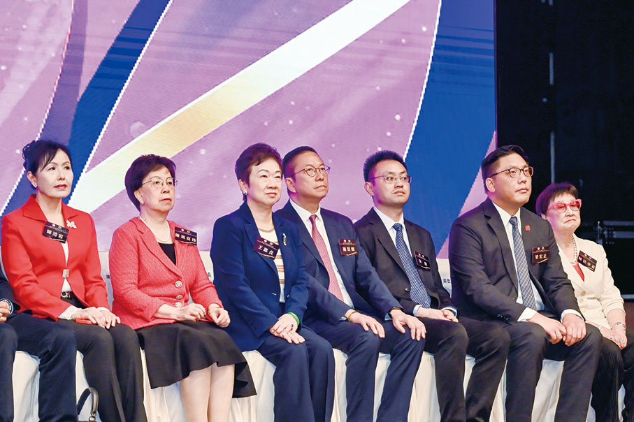 ◆ 左起：陳清霞、陳馮富珍、王惠貞、施榮懷、朱俊、梁宏正、林貝聿嘉。