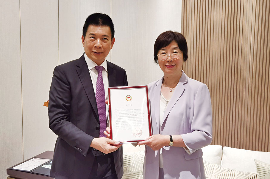 ◆ 鄒加怡副秘書長代表全國政協港澳台僑委員會致送賀信。