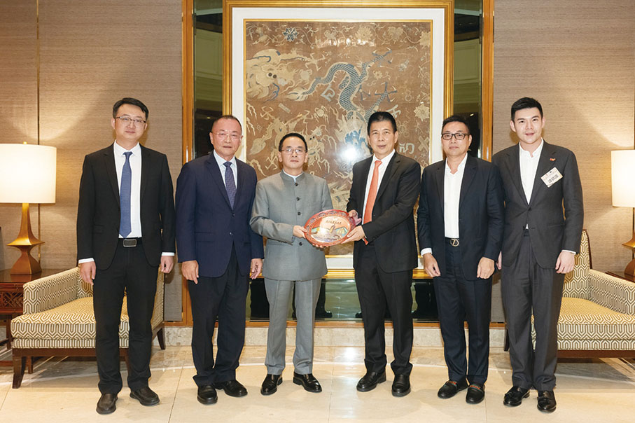 ◆ 譚錦球會長向貴州茅台集團黨委書記、董事長張德芹致送紀念品。